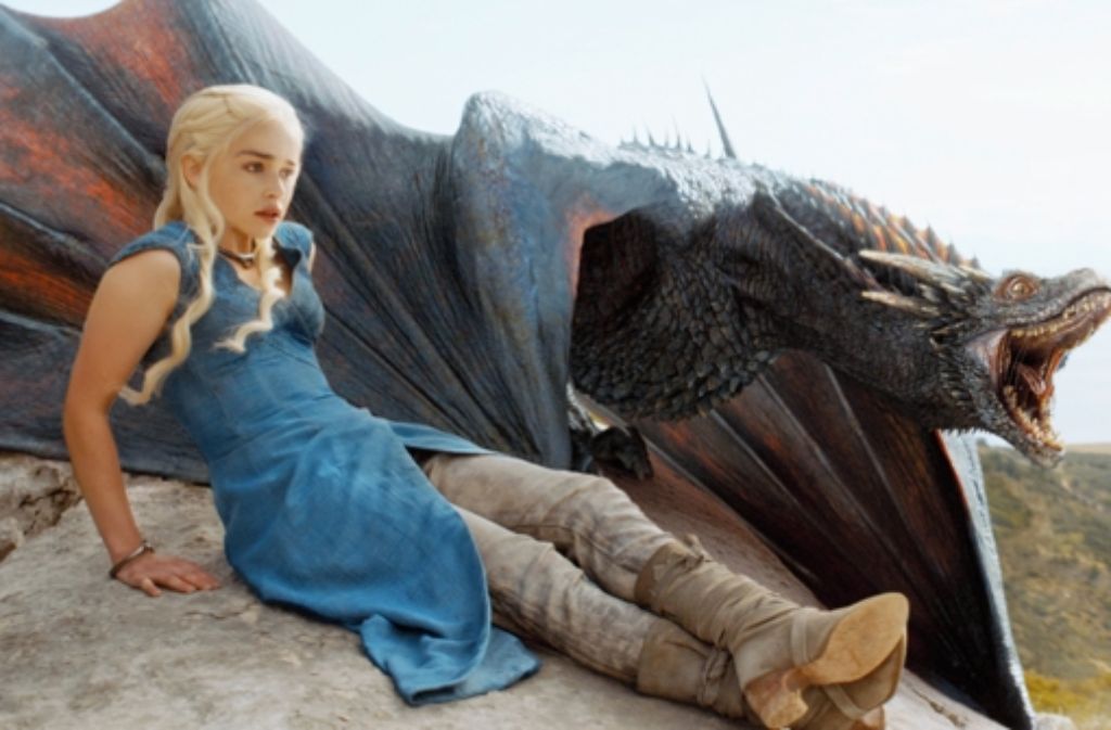 Emilia Clarke als  Daenerys Targaryen mit einem ihrer Drachen in „Game of Thrones“.