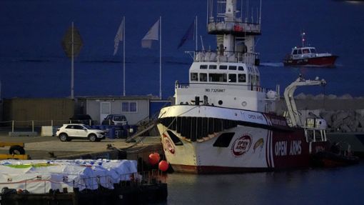 Hilfspakete  für Gaza liegen im Hafen von Larnaca auf Zypern bereit. Foto: dpa/Petros Karadjias