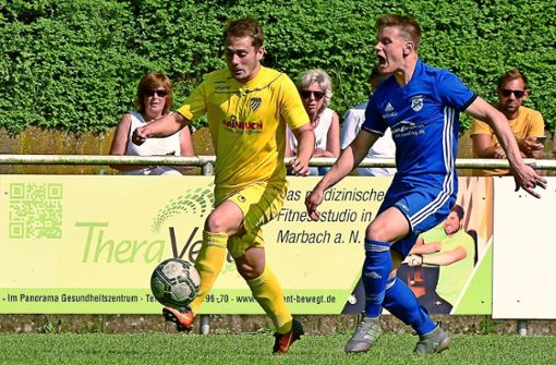 Dominik Weinzierl (links) und der FC Marbach möchten am Spitzenduo der Bezirksliga dranbleiben. Foto: Archiv (avanti)
