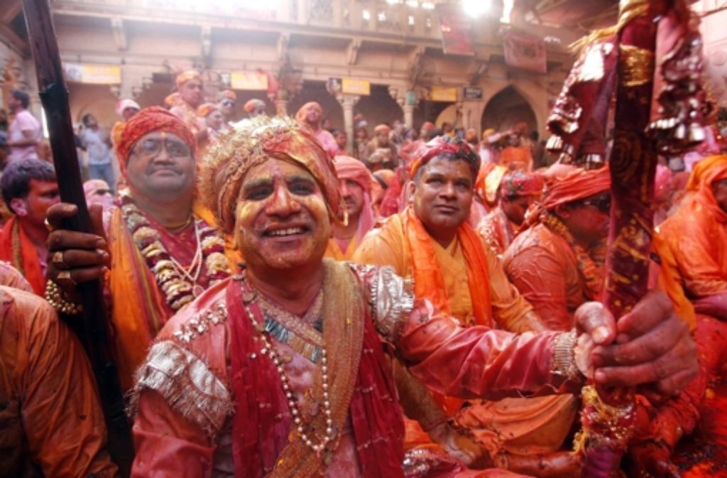 Einwohner des Dorfes Nandgaon in Bundesstaat Uttar Pradesh feiern das „Farben-Fest“.
