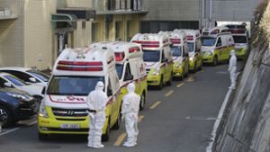 In Südkorea transportieren Ambulanzen infizierte Patienten in die Klinik. Foto:dpa/Lim Hwa-Young Foto:  