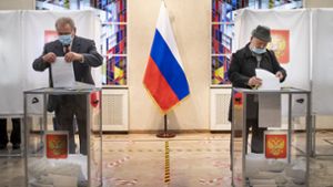 Russische Bürger geben ihre Stimmzettel in einem Wahllokal während der Parlamentswahlen in der russischen Botschaft in Vilnius ab. Foto: dpa/Mindaugas Kulbis