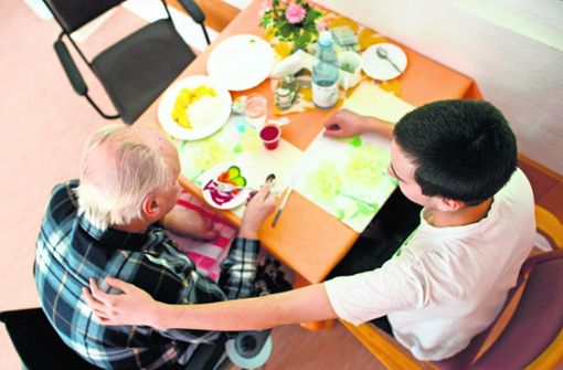 Viele junge Menschen leisten   freiwillig einen sozialen Dienst – unter anderem in Senioreneinrichtungen Foto: dpa/Patrick Pleul