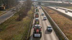 Landwirte sind am Dienstagmorgen auf der B 10 bei Esslingen unterwegs. Foto: Roberto Bulgrin
