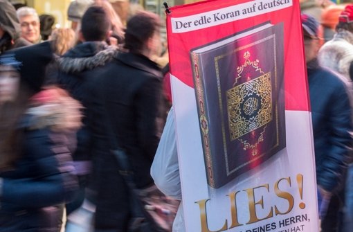 Salafisten verteilen in deutschen Innenstädten den Koran. Foto: dpa