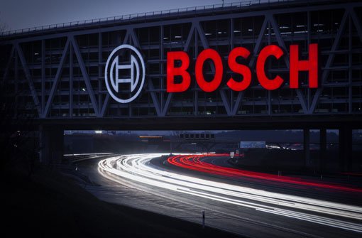 Autos fahren bei Stuttgart auf der Autobahn A8 unter dem so genannten Bosch-Parkhaus entlang. Der Konzern will die Parkplatzsuche mit Hilfe des Internets vereinfachen. Foto: Leserfotograf patricksoloni