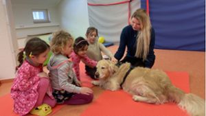 Labrador Gibson im Einsatz: Pädagogin Julia Steffen und vier  Kinder spielen mit ihm. Foto: Felicitas Vogel