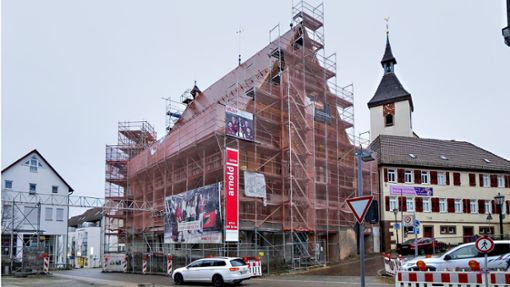 Gerüste am Rathaus in Münchingen: Das historische Fachwerkhaus muss aufwendig saniert werden. Foto: Simon Granville