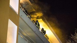 Im Rotweg im Stuttgarter Stadtteil Rot stand in der Nacht auf Dienstag die Dachwohnung eines Mehrfamilienhauses in Flammen. Foto: www.7aktuell.de | Simon Adomat