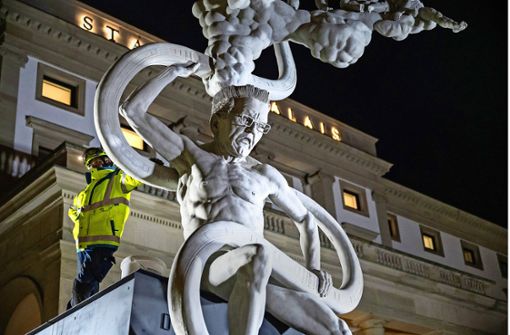 Die Skulptur mit Winfried Kretschmann  darf nicht vor dem Stadtpalais bleiben. Foto: dpa/Sebastian Gollnow