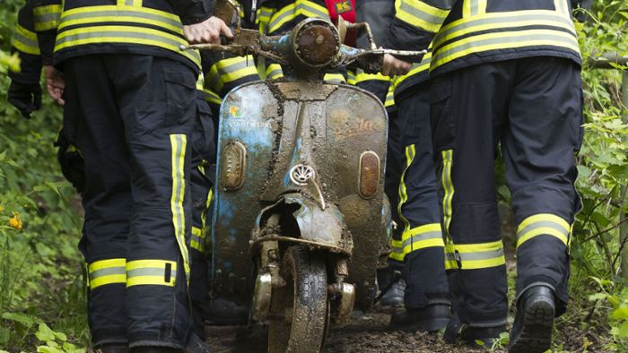 Feuerwehr fischt gestohlenen Roller aus dem Neckar