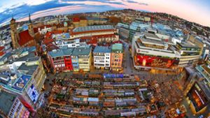 Verspielter Blick auf den Stuttgarter Weihnachtsmarkt vom Rathausturm  aus Foto: Lichtgut/Leif Piechowski