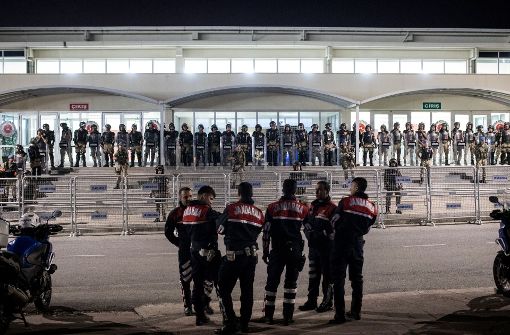 Der Prozess gegen Mitarbeiter der regierungskritischen türkischen Zeitung „Cumhuriyet“ wird strengstens überwacht. Foto: Getty Images Europe