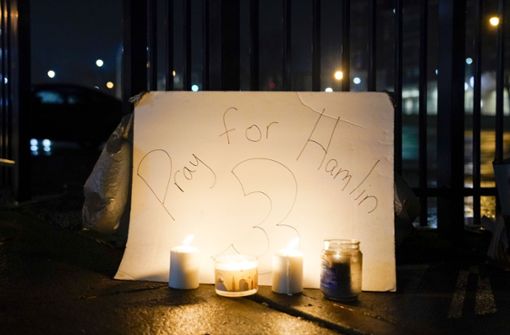 Viele Fans beten für Damar Hamlin. Foto: dpa/Jeff Dean