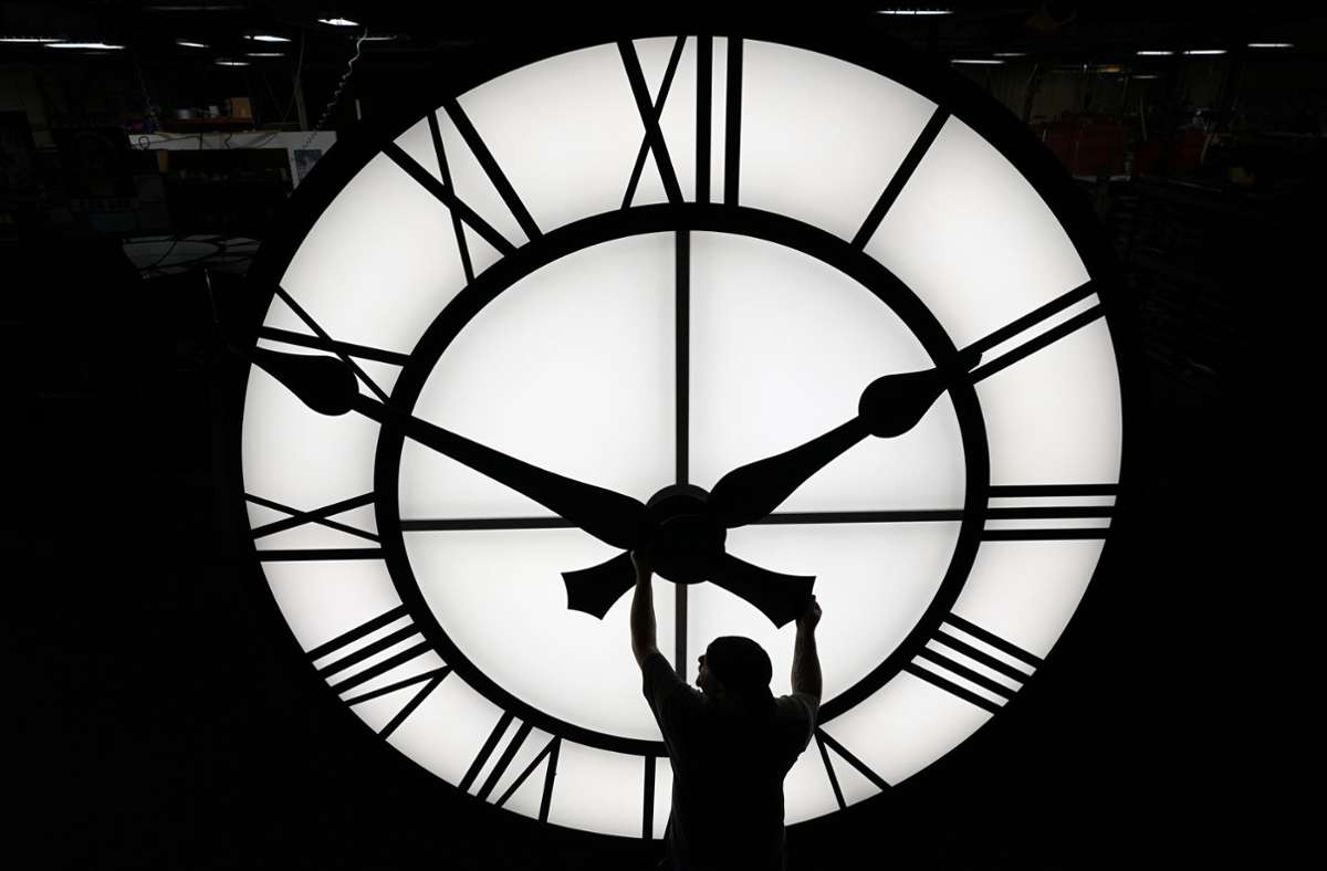 Die Uhr wird nach wie vor zweimal im Jahr umgestellt. Foto: dpa/Elise Amendola