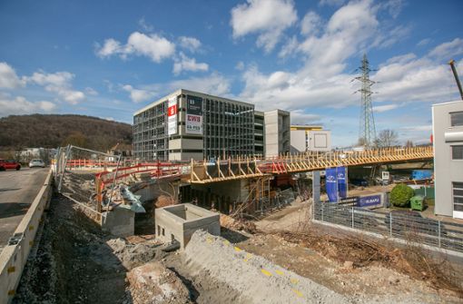 Noch im Bau, aber nicht mehr lang: Die Hanns-Martin-Schleyer-Brücke. Foto: Roberto Bulgrin/bulgrin