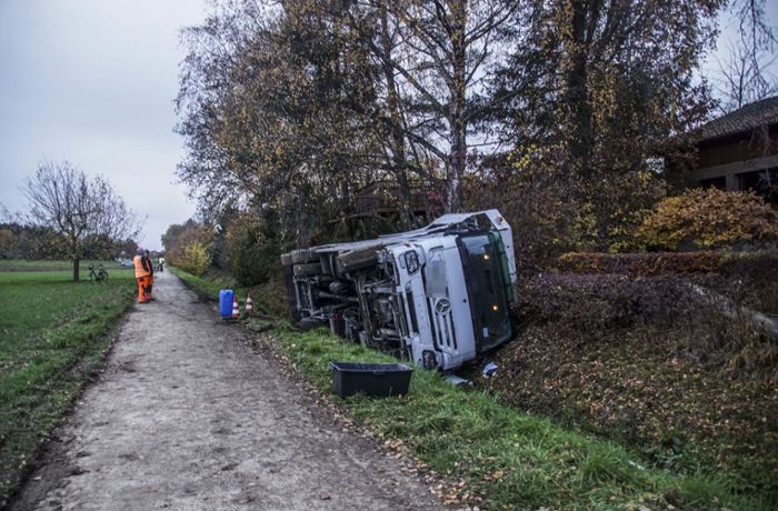 Mötzingen: Lkw kippt um – 400 000 Euro Schaden