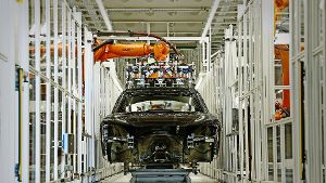 Für den Audi A8 wurde in Neckarsulm ein neuer Karosseriebau errichtet, wo 500 Roboter im Einsatz sind. Die Halle ist so groß wie elf Fußballfelder. Foto: Audi