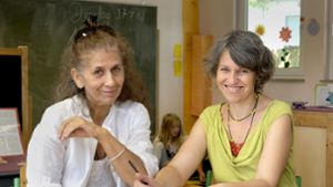 Gaby Groß (links) und Katrin Bohner vom Schulleitungsteam der Freien Aktiven Schule haben sich zu Meisterinnen der Flexibilität entwickelt. Foto: Lichtgut/Michael Latz