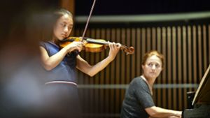 Teil der Kulturnacht: Jessica Liu (links) und Alla Varkucs   in der Musikschule Foto: Gottfried Stoppel