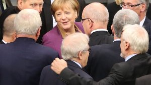 Abstimmung über Griechenlandhilfe: Bundeskanzlerin Angela Merkel und weitere Parlamentarier auf dem Weg zur Urne. Foto: dpa