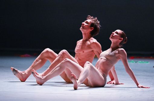 Szene aus der Choreografie „Aurora’s Nap“, die in Stuttgart im Rahmen des Ballettabends „Pure Bliss“ uraufgeführt wurde Foto: Stuttgarter Ballett