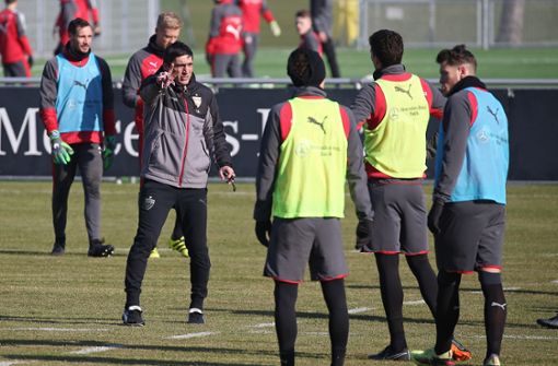 Trainer Tayfun Korkut und der VfB sind in die Vorbereitung auf den FC Augsburg gestartet. Foto: Pressefoto Baumann