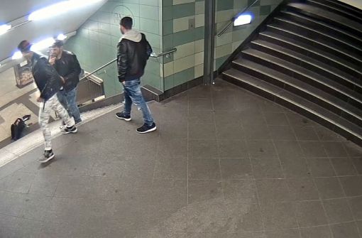 Ein Bild, das Entsetzen auslöste: Ein Mann tritt eine Frau auf einer Treppe im U-Bahnhof Hermannstraße in den Rücken. Foto: dpa