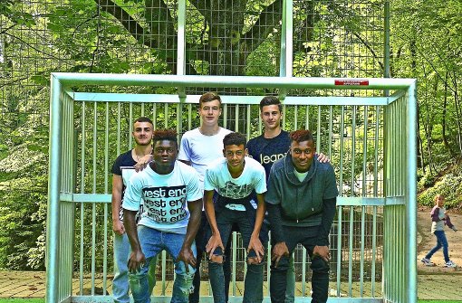 Freuen sich über den neuen Platz: Carmelo (Stuttgarter   Kickers), Willy, Ruben, Jimmy, Leon und  Elisée (alle VfB) Foto: Petra Mostbacher-Dix