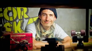 Jürgen Blümlein wohnt bereits seit Jahren in Berlin – nun holt er, nachdem der Mietvertrag im Stuttgarter Filmhaus ausläuft, sein Skateboard-Museum nach. Foto: Peter-Michael Petsch