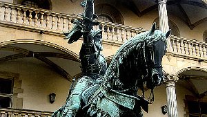 Im Arkadenhof des Alten Schlosses steht ein Reiterstandbild des Grafen Eberhard im Barte.  Foto: Leserfoto: Jonathan