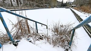 Momentan ist das Schwimmbecken zugefroren; Der  Abbruch wird eine Herausforderung. Foto: factum/Granville