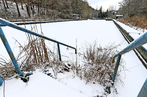 Momentan ist das Schwimmbecken zugefroren; Der  Abbruch wird eine Herausforderung. Foto: factum/Granville