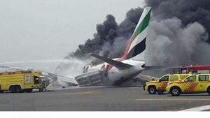 Eine Maschine der Airline Emirates ist am Flughafen Dubai nach einer Bruchlandung in Flammen aufgegangen. Foto: Screenshot/Twitter @RT_Deutsch