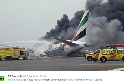 Eine Maschine der Airline Emirates ist am Flughafen Dubai nach einer Bruchlandung in Flammen aufgegangen. Foto: Screenshot/Twitter @RT_Deutsch