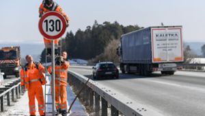Straßenwärter montieren an der Autobahn A81 am Hegaublick ein Schild mit der Aufschrift „130“. Beim 57. Verkehrsgerichtstag in Goslar wird unter anderem über schärfere Tempolimits diskutiert. Foto: dpa