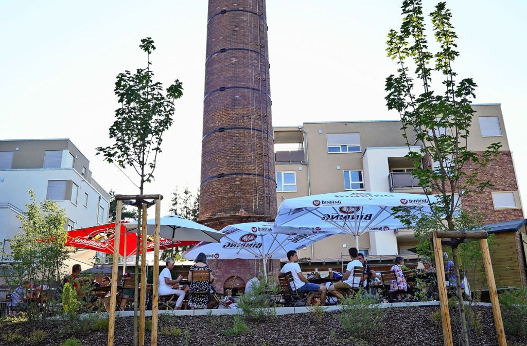 Im neuen Tälesbräu-Biergarten in Weissach sitzt man im Schatten eines stillgelegten Fabrikschornsteins.