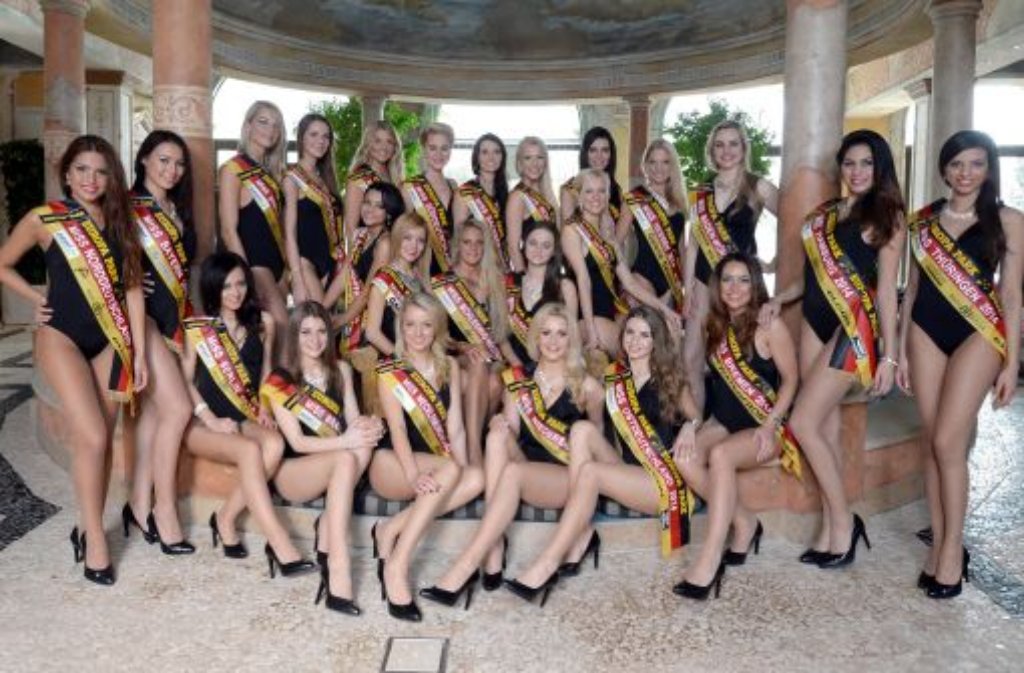 Noch herrscht Teamgeist, doch nur eine kann gewinnen: Die 24 Kandidatinnen zur Wahl der Miss Germany posieren zum Gruppenfoto im Europa-Park in Rust.
