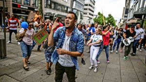 Menschen in Stuttgart tanzen für die Freiheit