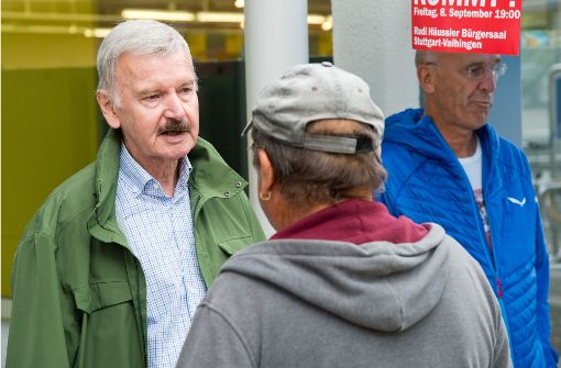 Lothar Maier (links) am Wahlkampfstand der AfD in Freiberg Foto: Lichtgut/Willikonsky