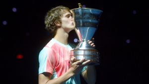 Ein Küsschen für den Siegerpokal: Tennisprofi Alexander Zverev nach seinem Turniersieg in St. Petersburg Foto: AFP