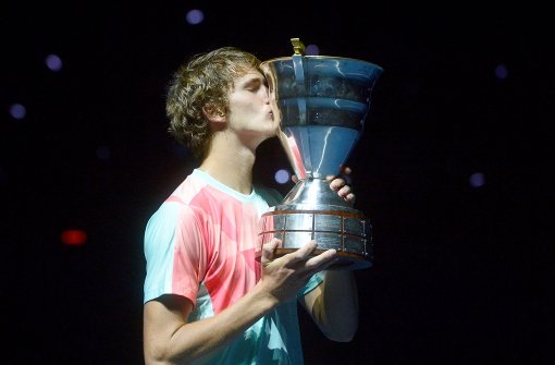Ein Küsschen für den Siegerpokal: Tennisprofi Alexander Zverev nach seinem Turniersieg in St. Petersburg Foto: AFP