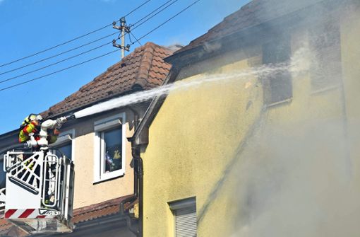 Der Kampf gegen den Brand in der Bebelstraße. Foto: Meuer