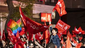 Die Anhänger der Sozialistischen Arbeiterpartei Spaniens (PSOE) feiern den Wahlsieg bei der Parlamentswahl euphorisch. Foto: Getty/Pablo Blazquez Dominguez