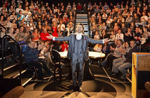 Der Zauberkünstler Thorsten Strotmann vor  Publikum in seinem nur sieben Reihen umfassenden Theater im Römerkastell. Foto: Regine Hasenfuß