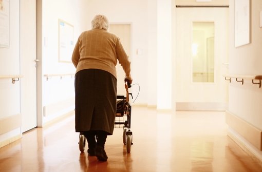 Der Abschluss einer Pflegeversicherung ist in jedem Alter möglich. Allerdings sind die Beiträge umso höher, je älter man bei Vertragsabschluss ist, warnen Verbraucherschützer. Foto: Fotolia