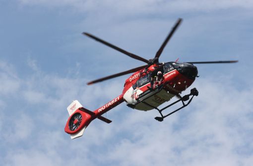 Ein Rettungshelikopter brachte den Verletzten in ein Krankenhaus. (Symbolfoto) Foto: dpa/Bodo Schackow