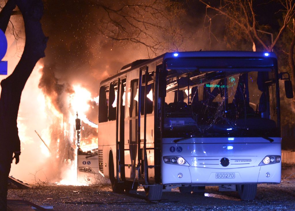 Ein türkischer Armeebus brennt nach einer Explosion in Ankara