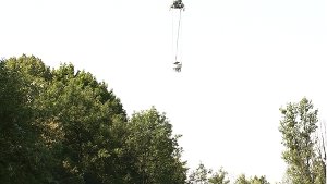 Die Hilfe kommt aus der Luft: Im Kampf gegen Schnaken verstreut ein Helikopter über einem Brutgebiet in Karlsruhe Sandgranulat, das mit Öl versetzt ist. Foto: dpa