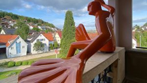 Lässig winkt Rosalies Flossi vom Schloss-Balkon Foto: gs/Schlichtenmaier